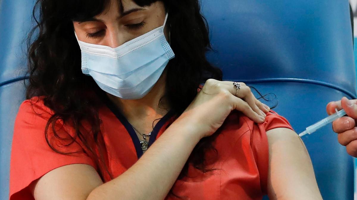 La Dra. Estefania Zevrnja recibe una inyección de la vacuna Sputnik V de Rusia para el COVID-19 en el Hospital Dr. Pedro Fiorito en Avellaneda, Argentina, el martes 29 de diciembre de 2020.