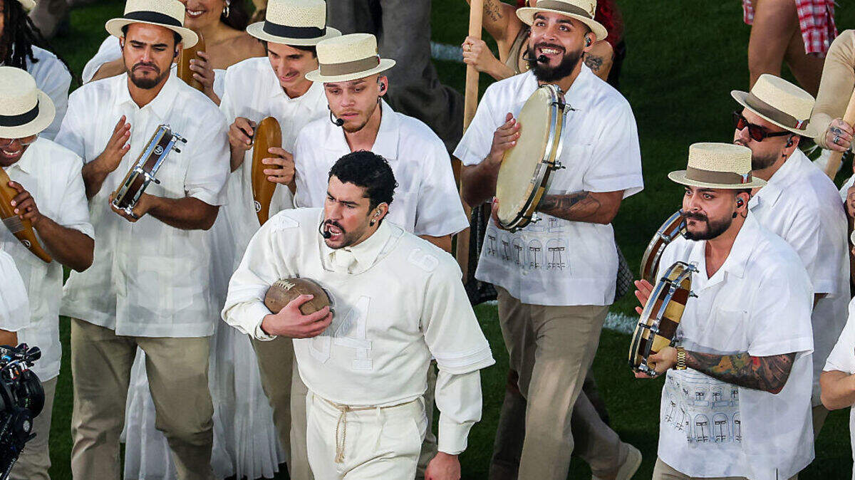 Bad Bunny se presenta durante el espectáculo de medio tiempo del Super Bowl LX de Apple Music en el Levi’s Stadium, el domingo 8 de febrero de 2026 en Santa Clara, California.