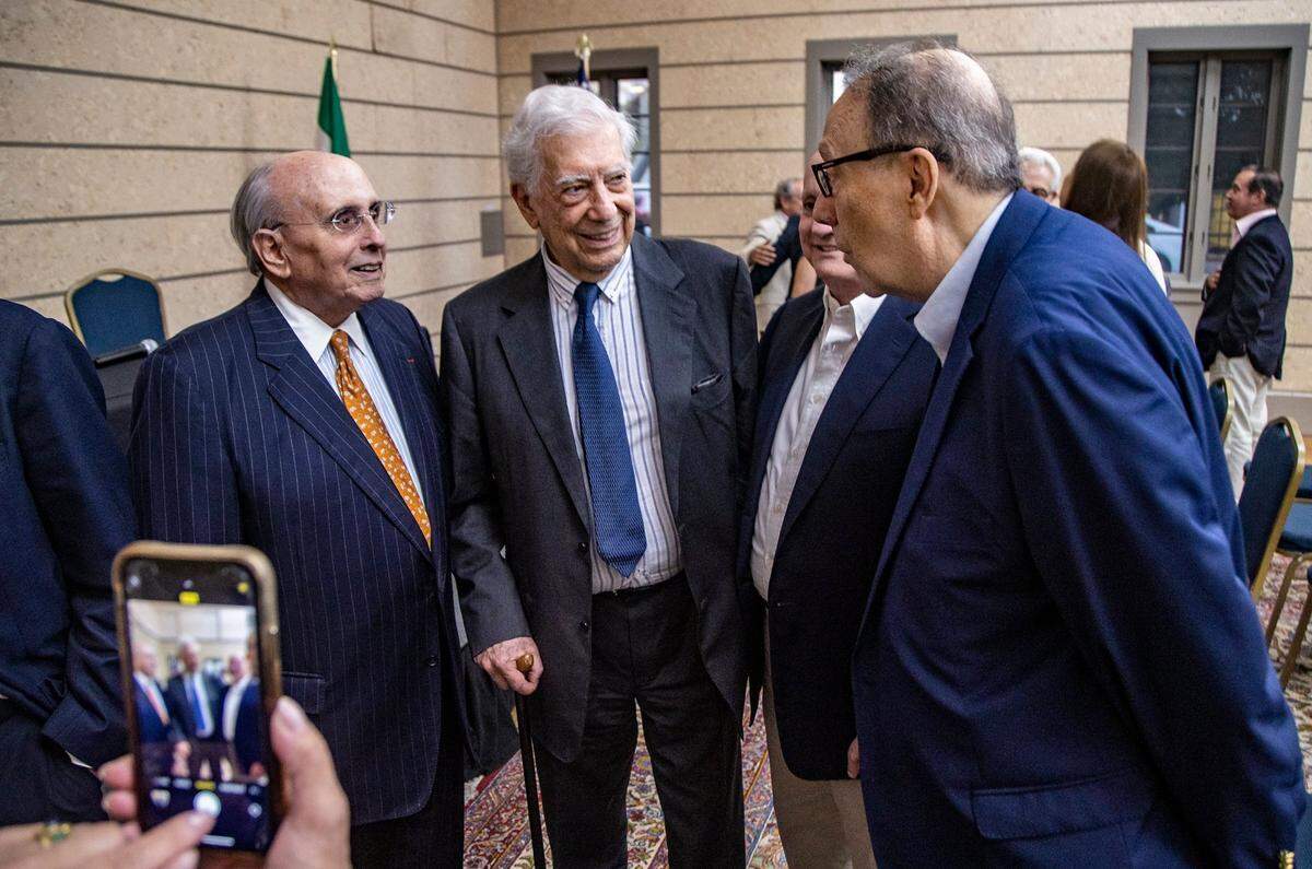 El escritor Mario Vargas Llosa (centro) con el escritor cubano Carlos Alberto Montaner, y Raúl Valdés Fauli, que fue alcalde de la ciudad de Coral Gables, durante una presentación para anunciar la Cátedra Vargas Llosa en asociación con la Universidad de Miami, en el Coral Gables Museum, el 9 de diciembre del 2021.