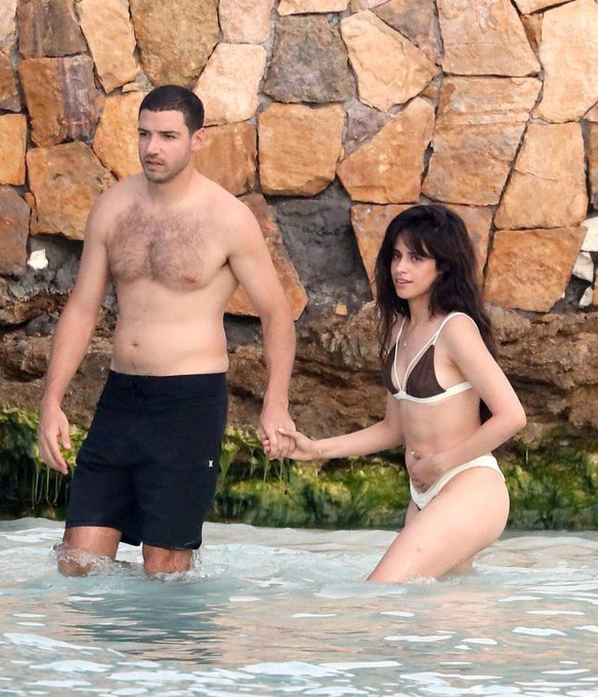 Los papparazzis fotografiaron a la nueva pareja muy acaramelados en una piscina natural rodeada de vegetación, dándose un bañito.