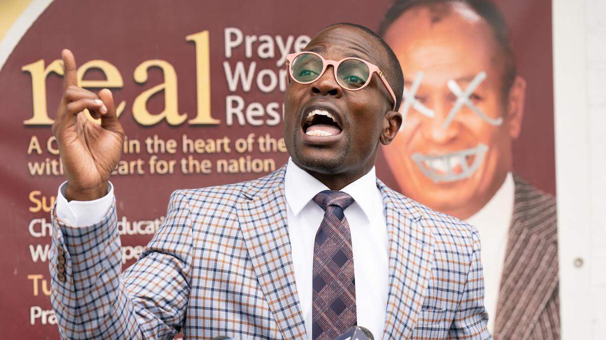 Lamor Whitehead, fundador y líder de la iglesia Ministerios Internacionales Líderes del Mañana, habla durante una conferencia de prensa en Brooklyn, Nueva York, el 29 de julio de 2022.