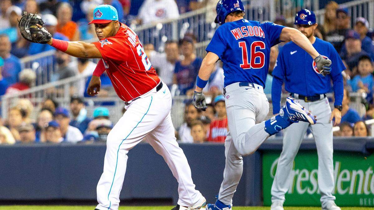 El primera base de los Marlins de Miami, Jesús Aguilar (24), realiza la recepción para el out final de la primera entrada de un juego de la MLB contra los Cachorros de Chicago en el parque de préstamos del Depot en el vecindario de La Pequeña Habana de Miami, Florida, el sábado 14 de agosto de 2021.