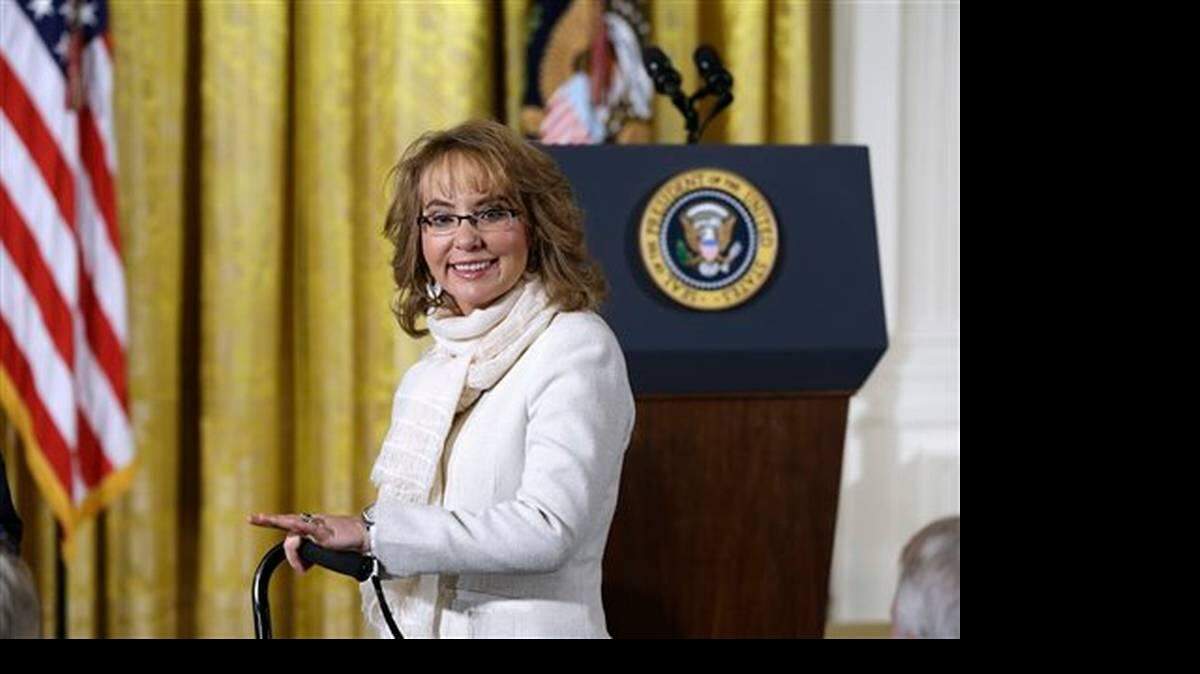 En esta foto del 5 de enero de 2016, la ex representante demócrata por Arizona Gabby Giffords arriba a la Casa Blanca en Washington. En los últimos cinco años, Gabby Giffords ha realizado excursiones a pie por el Gran Cañón, practicado paracaidismo, corrido una carrera de 60 kilómetros en bicicleta y fundado un grupo activista que ayudó a convencer al presidente Barack Obama que tomara medidas ejecutivas para el control de armas. Todo eso mientras se recuperaba de una herida de bala que la tuvo al borde de la muerte, aprendía nuevamente a hablar y rehabilitaba sus músculos.