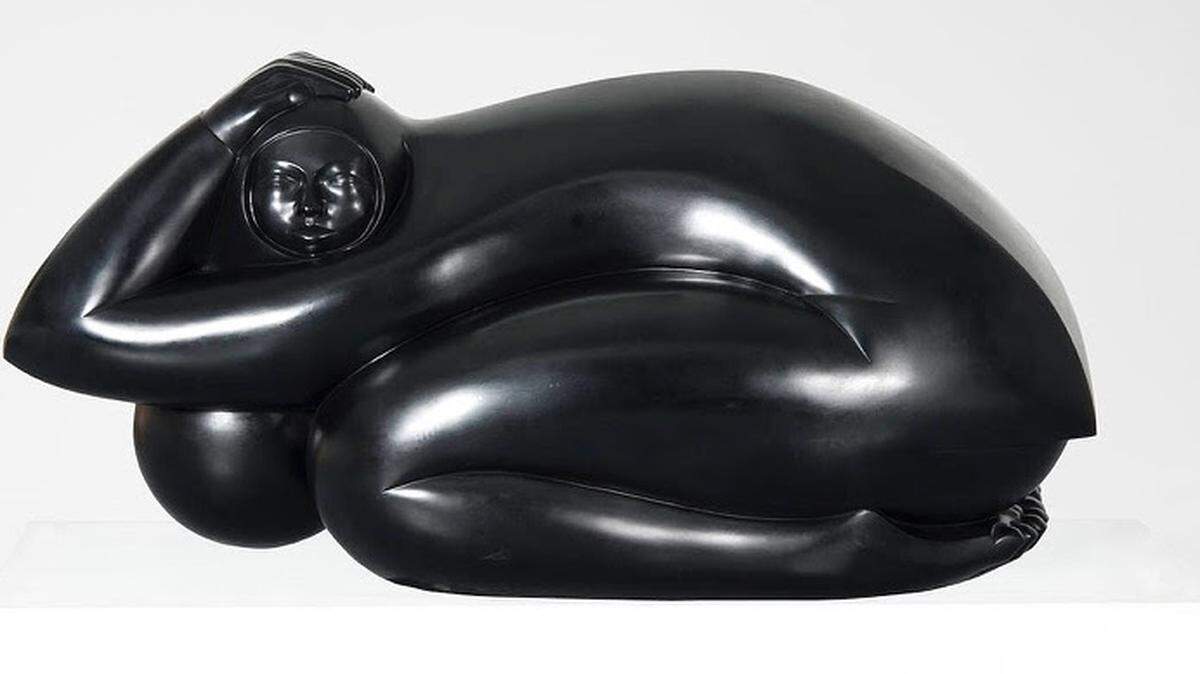 “Renacer”, 1962, de Jiménez Deredia, edition 2/6, bronce, 26.7 x 59 x 31.4 in., 68 x 150 x 80 cm. Ascaso Gallery.