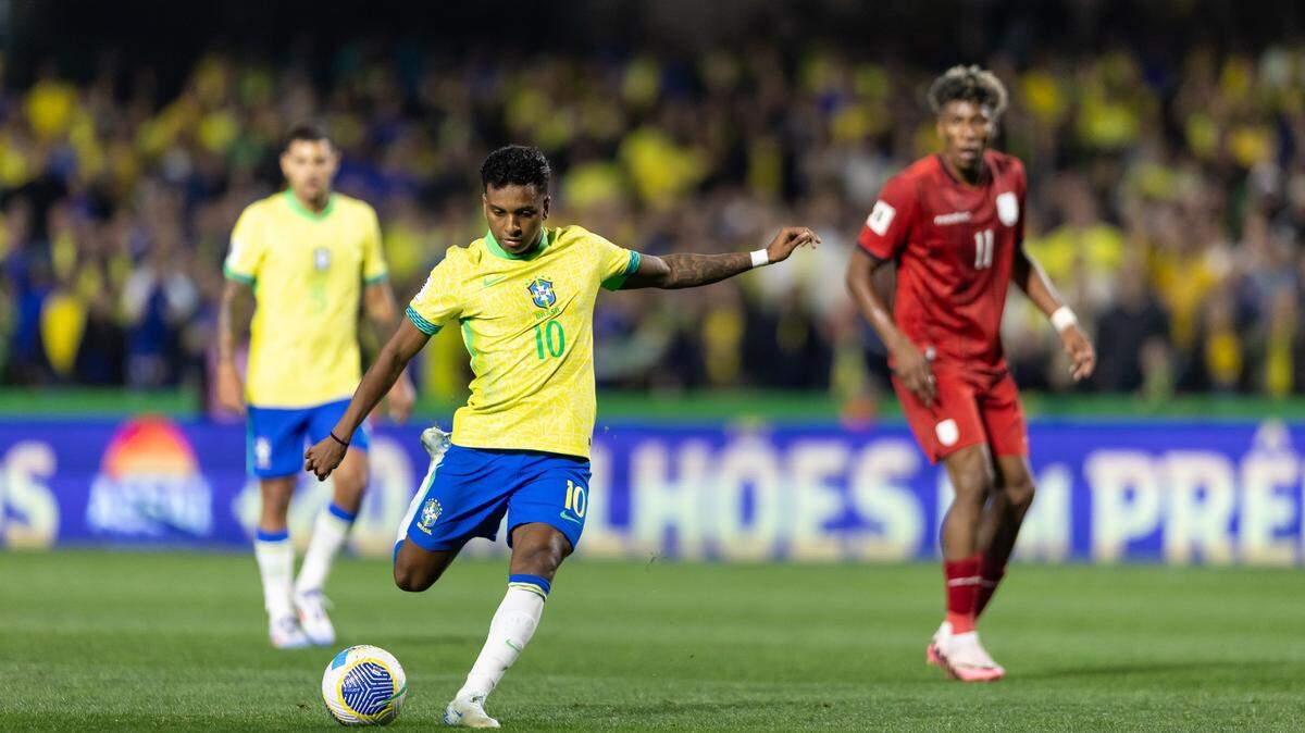 El jugador de Brasil Rodrygo Goes tira a puerta durante el partido contra Ecuador en la eliminatoria mundialista sudamericana, celebrado el 6 de septiembre de 2024 en Curitiba, Brasil. 