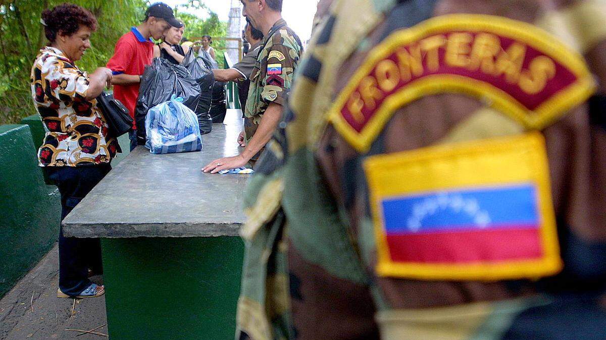 FOTO DE ARCHIVO - Miembros de la militarizada Guardia Nacional (GN) de Venezuela, revisan bolsos y paquetes en el puente internacional que separa el sector Boca de Grita, en Venezuela, 550 km al suroeste de Caracas, de Puerto Santander, en Colombia.