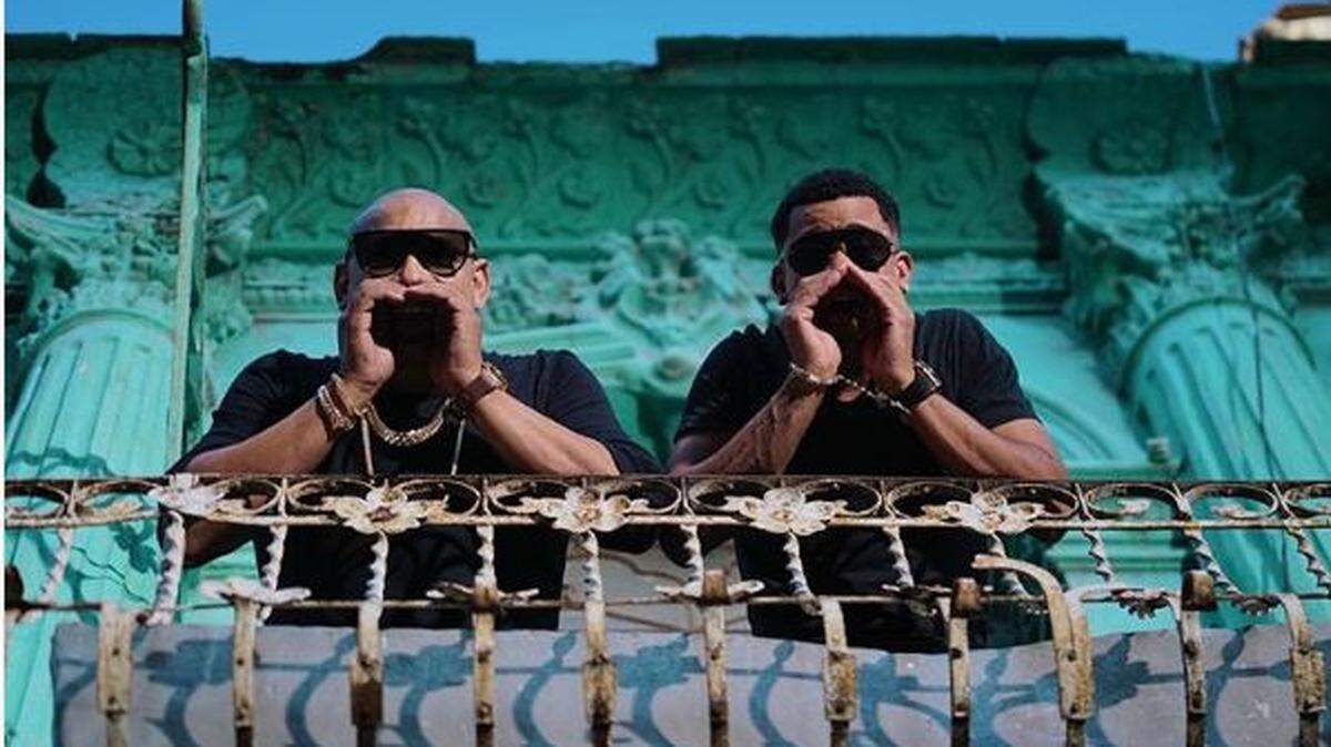 Gente de Zona en una escena del video 'Stop Me From Falling'