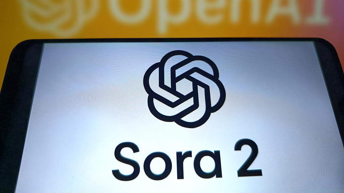 OpenAI, la empresa dueña de ChatGPT, presentó el 30 de septiembre de 2025 una nueva plataforma de Inteligencia Artificial llamada Sora 2 que permite crear videos hiperrealistas de escenas que nunca existieron.
