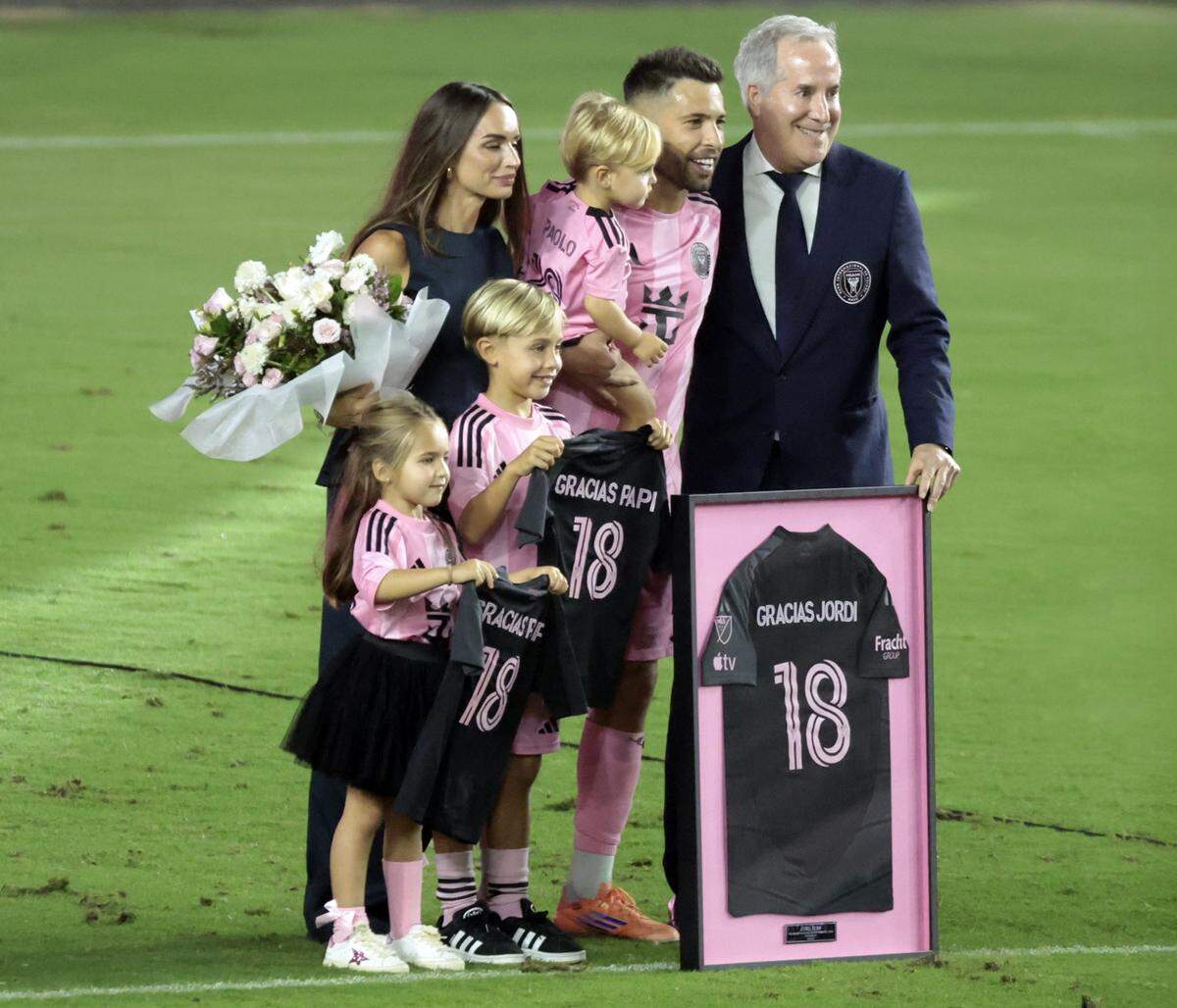 Jordi Alba, su esposa e hijos y el propietario del Inter Miami Jorge Mas posan durante el homenaje al defensa español que anunció su retiro al final de la temporada.