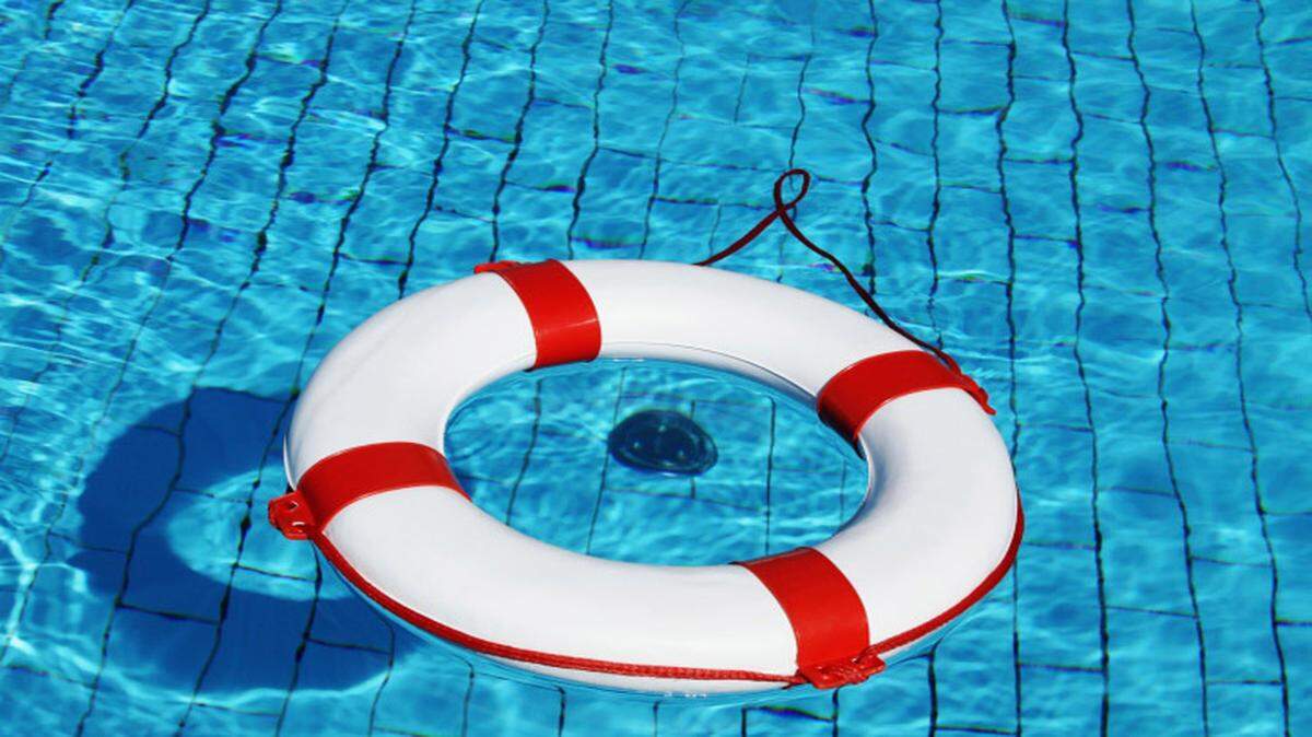 Un portavoz de la policía del Condado Orange le dijo a CBS4 que el niño se separó de sus padres en el hotel y un tiempo después lo hallaron en la piscina.