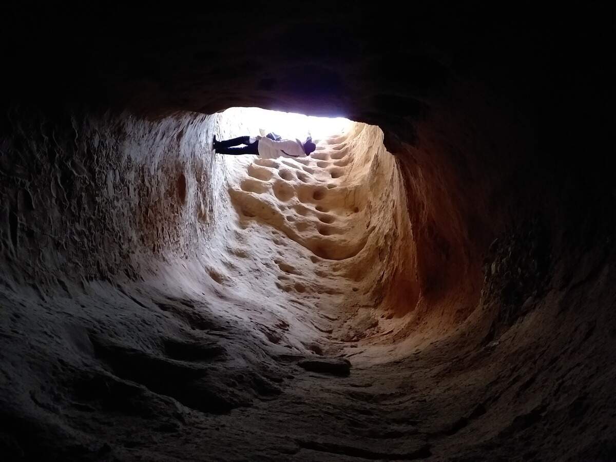 Zona donde los monjes caminaban en la Cueva de los Cien Pilares.