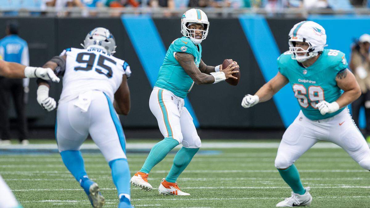 El quarterback de los Dolphins Tua Tagovailoa se prepara para lanzar en la primera mitad del partido de la NFL contra los Panthers, celebrado el 5 de octubre de 2025 en Charlotte, Carolina del Norte.