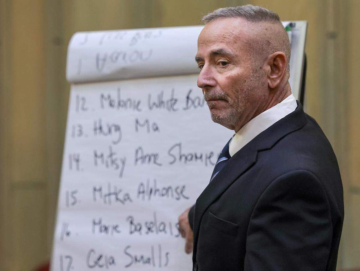 El fiscal Scott Warfman lee la lista de víctimas de Anthawn Ragan Jr. durante su declaración inicial en el juicio de sentencia de Ragan, el lunes 9 de febrero de 2026.