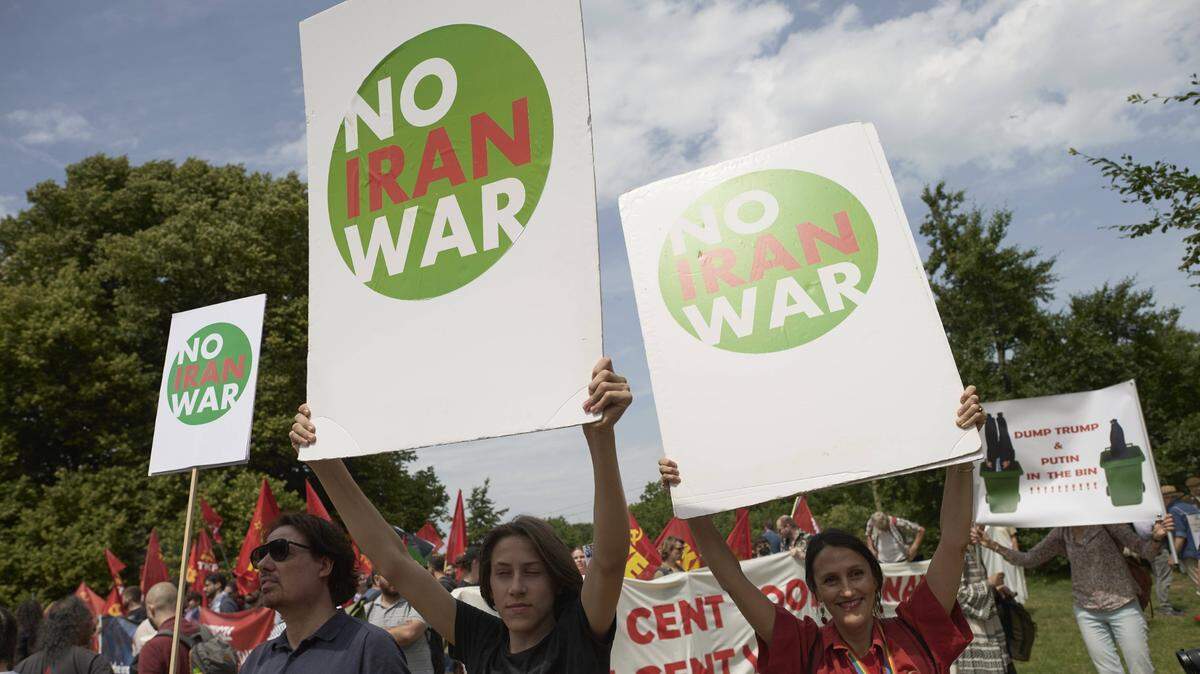 Manifestantes sostienen pancartas que dicen “No a la guerra con Irán”, durante una protesta antes de la Cumbre de la OTAN, el domingo 22 de junio de 2025, en La Haya, Países Bajos.