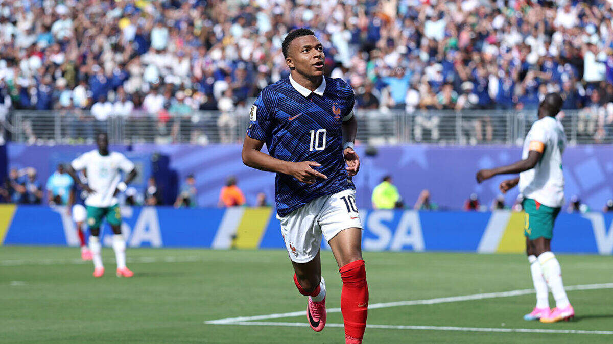 El delantero de Francia Kylian Mbappé celebra tras anotar el primer gol de su selección ante Senegal, en el partido del Grupo I del Mundial, efectuado el 16 de junio de 2026 en el Estadio New York/New Jersey, en East Rutherford, Nueva Jersey.