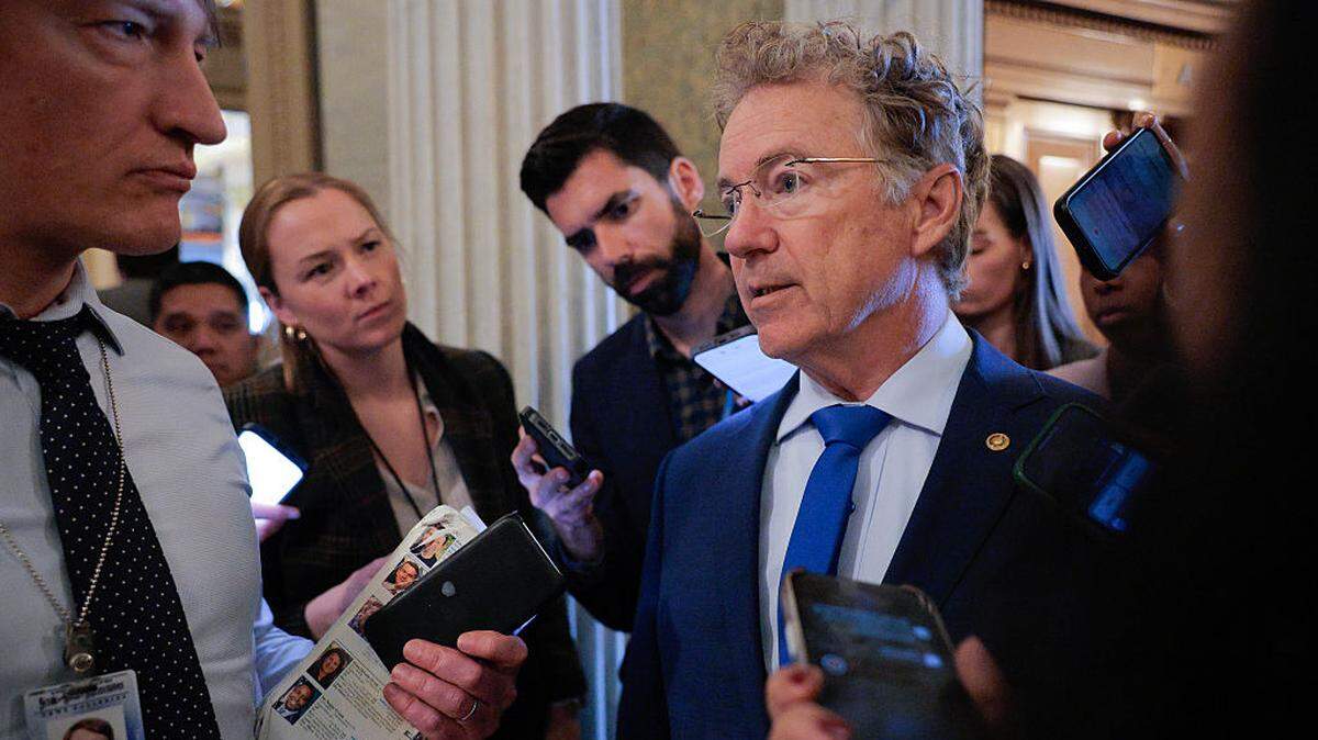 El senador federal Rand Paul (republicano por Kentucky) habla con reporteros tras salir del Senado el miércoles 4 de marzo de 2026, en el Capitolio de EEUU, Washington, DC.