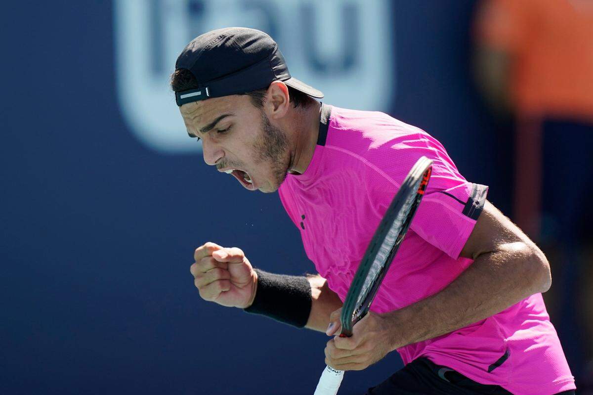 Francisco Cerúndolo sigue su marcha de ensueño en su primera participación en un Masters 1000. El argentino remontó para derrotar 6-7 (2), 7-6 (3), 6-2 al estadounidense Frances Tiafoe, el martes en Miami Garden, Florida.