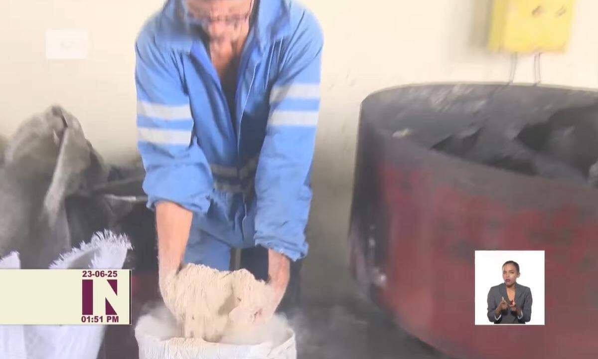 Fomento, una localidad en Cuba, recurre a la producción de briquetas para asegurar la cocción de alimentos en escuelas y centros de salud.