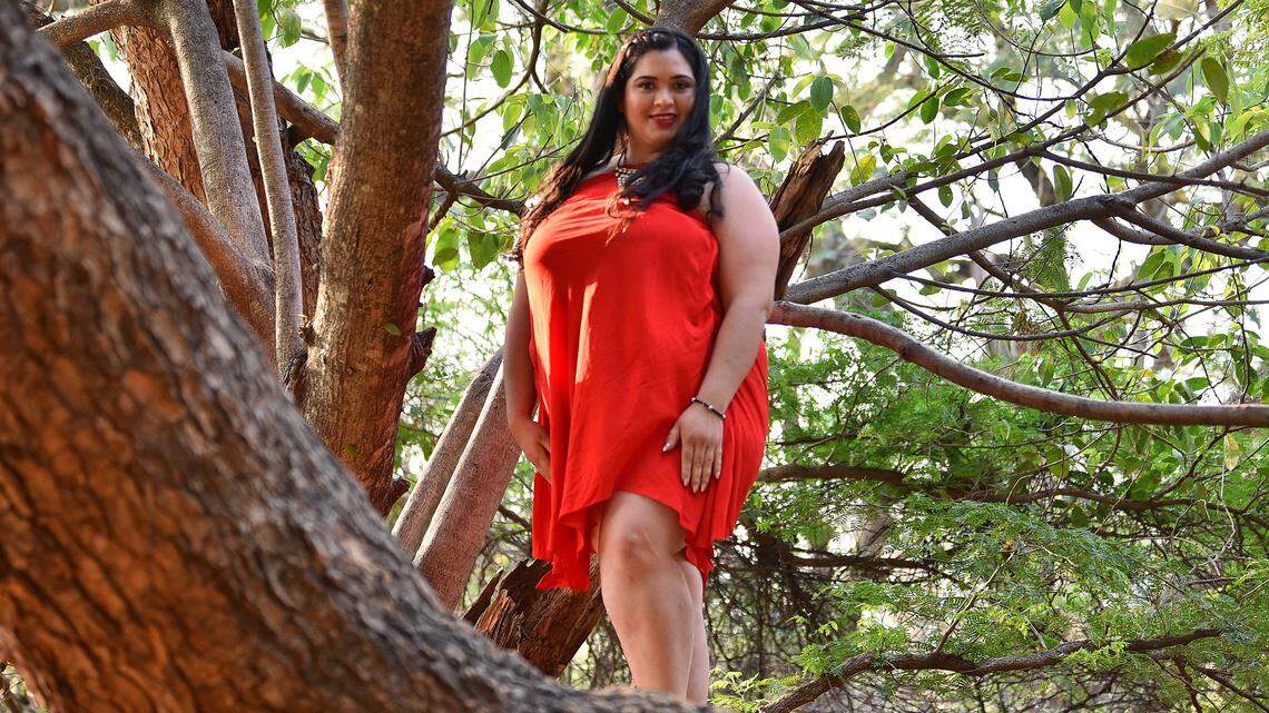    Una concursante de Miss Gordita posa para una fotografía durante el certamen en Asunción, el 18 de septiembre de 2022.     