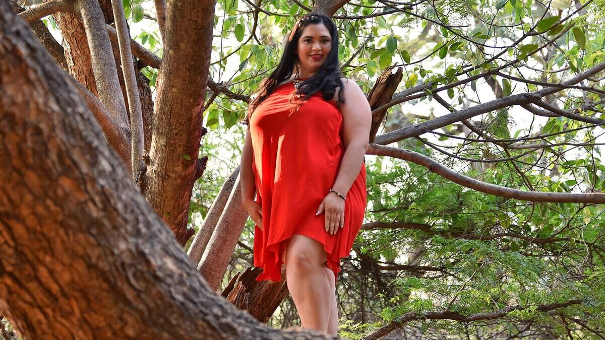    Una concursante de Miss Gordita posa para una fotografía durante el certamen en Asunción, el 18 de septiembre de 2022.     
