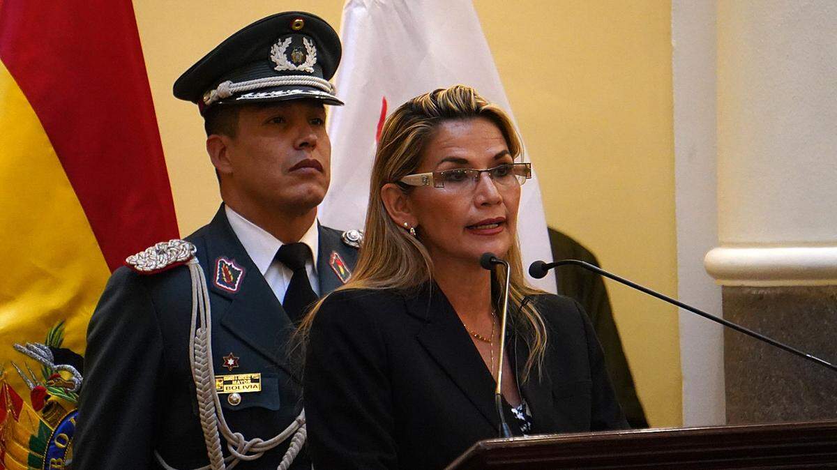 La presidenta interina de Bolivia, Jeanine Áñez, ofrece una conferencia de prensa desde el palacio presidencial, el miércoles 13 de noviembre de 2019, en La Paz.