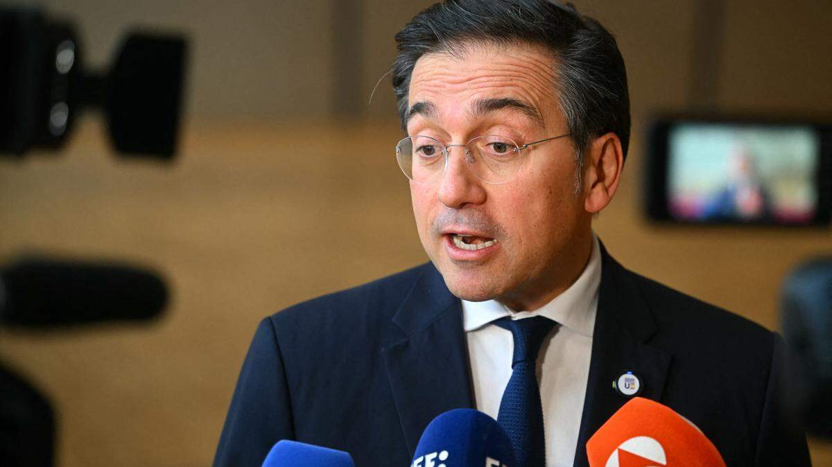 El ministro de Asuntos Exteriores de España, José Manuel Albares, habla con los medios a su llegada a un Consejo de Asuntos Exteriores para debatir la guerra de agresión de Rusia contra Ucrania y la situación en Oriente Medio, en Bruselas el 16 de marzo de 2026.
