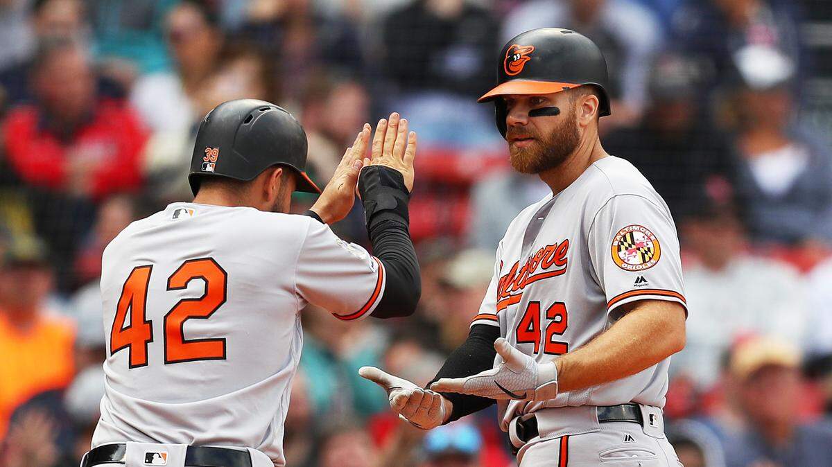 Chris Davis (der.) celebra con Renato Núñez tras pegar un jonrón por los Orioles en el octavo inning del partido ante los Medias Rojas, celebrado el 15 de abril de 2019 en Boston. Todos los peloteros usaron el número 42 en el uniforme en honor al Día de Jackie Robinson en Grandes Ligas.