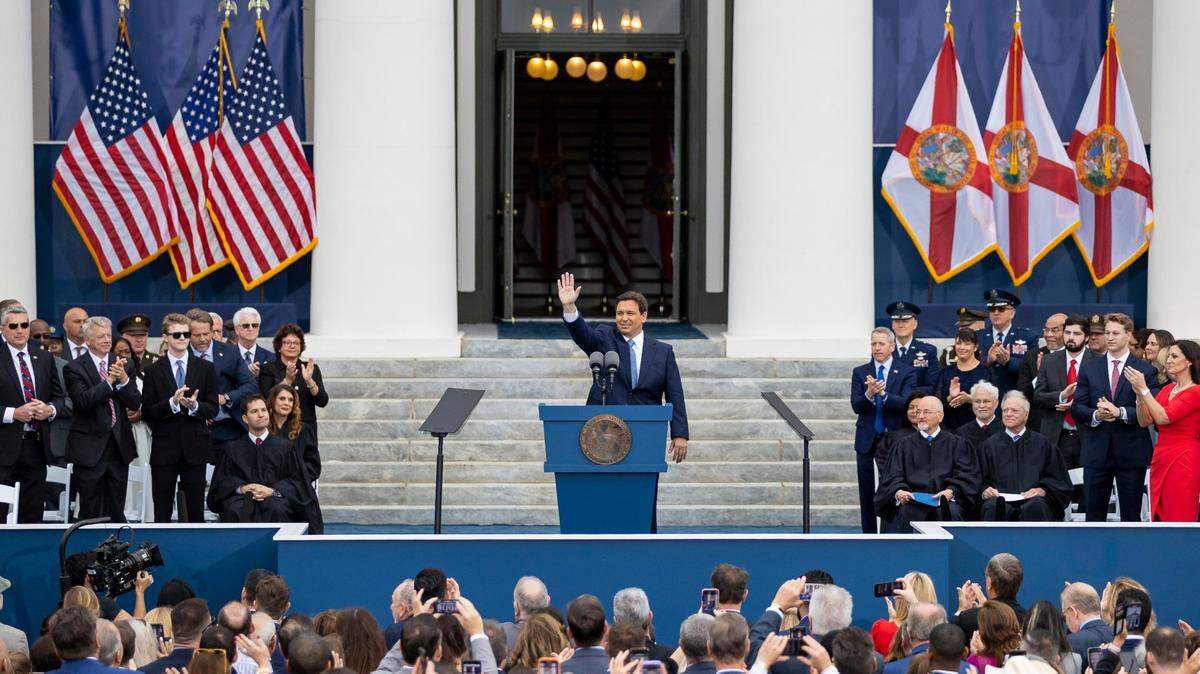 El gobernador de la Florida Ron DeSantis saluda a la multitud durante su ceremonia de investidura en el Capitolio estatal de la Florida, el martes 3 de enero de 2022, en Tallahassee, Florida.