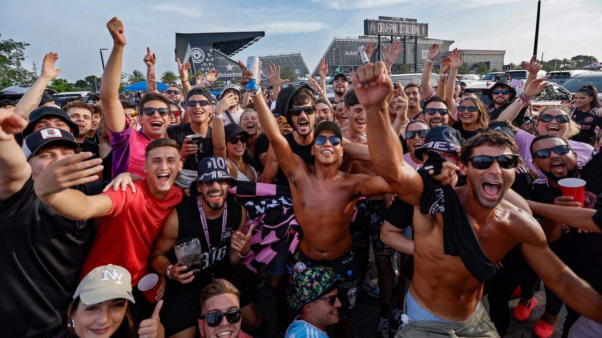 Un grupo de fanáticos del Inter Miami celebran antes del partido contra el Atlanta United en la Leagues Cup, celebrado el 25 de julio de 2023 en el DRV PNK Stadium en Fort Lauderdale, Florida.