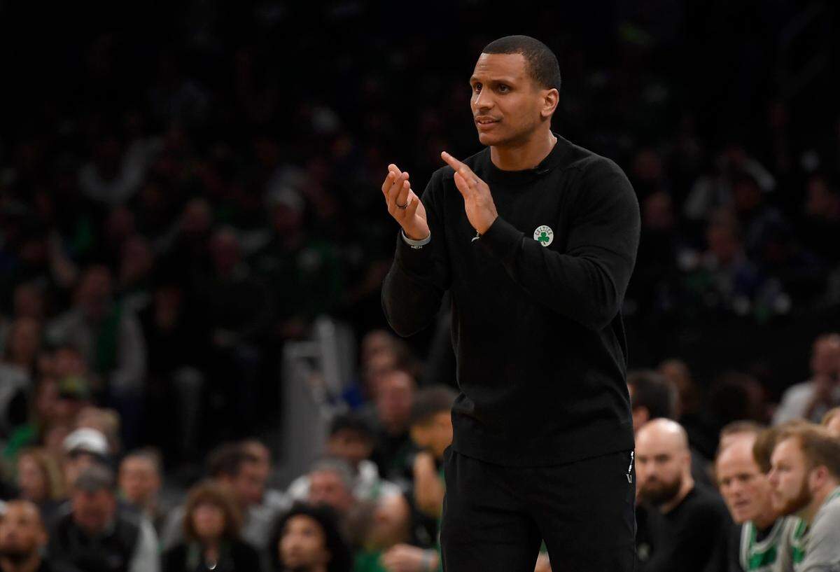 El entrenador de los Celtics Joe Mazzulla reacciona en el partido contra el Heat de Miami, en el primer juego de las Finales de la Conferencia Este, celebrado el 17 de mayo de 2023 en Boston.
