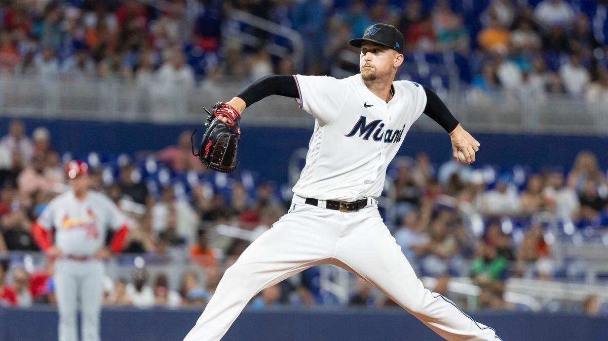 El abridor de los Marlins Braxton Garrett lanza en el primer inning del partido contra los Cardenales de San Luis, celebrado el 3 de julio de 2023 en Miami.