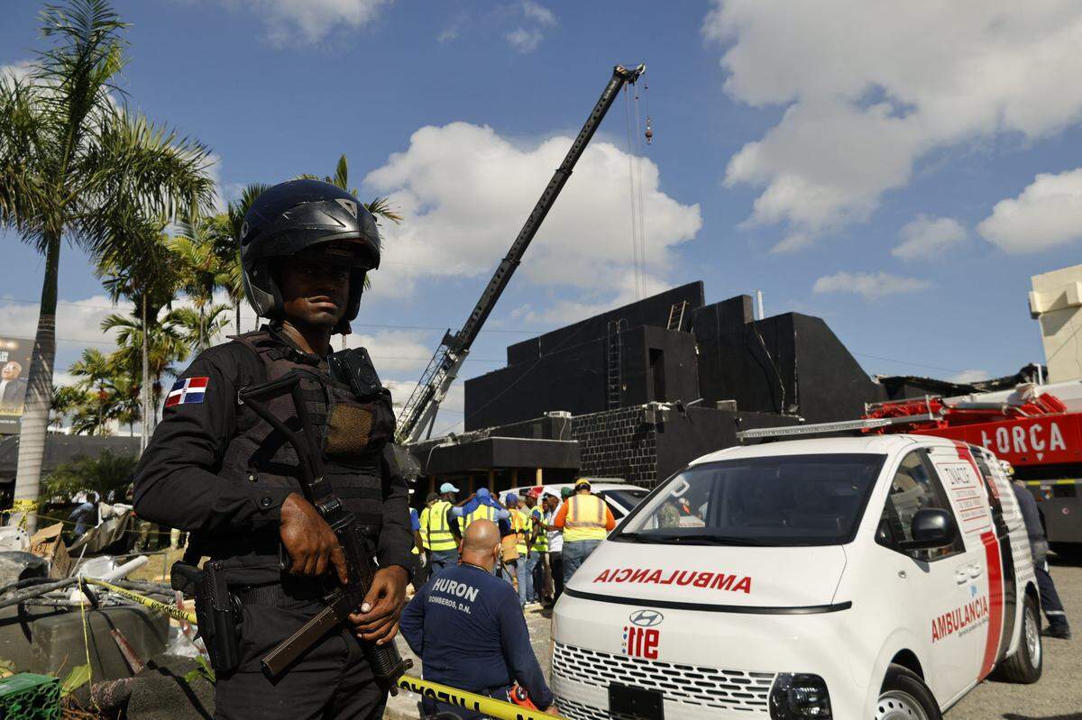 Un agente policial vigila el área cerca de la discoteca Jet Set, cuyo techo colapsó la noche del lunes durante un concierto, en Santo Domingo, República Dominicana, el martes 8 de abril de 2025.