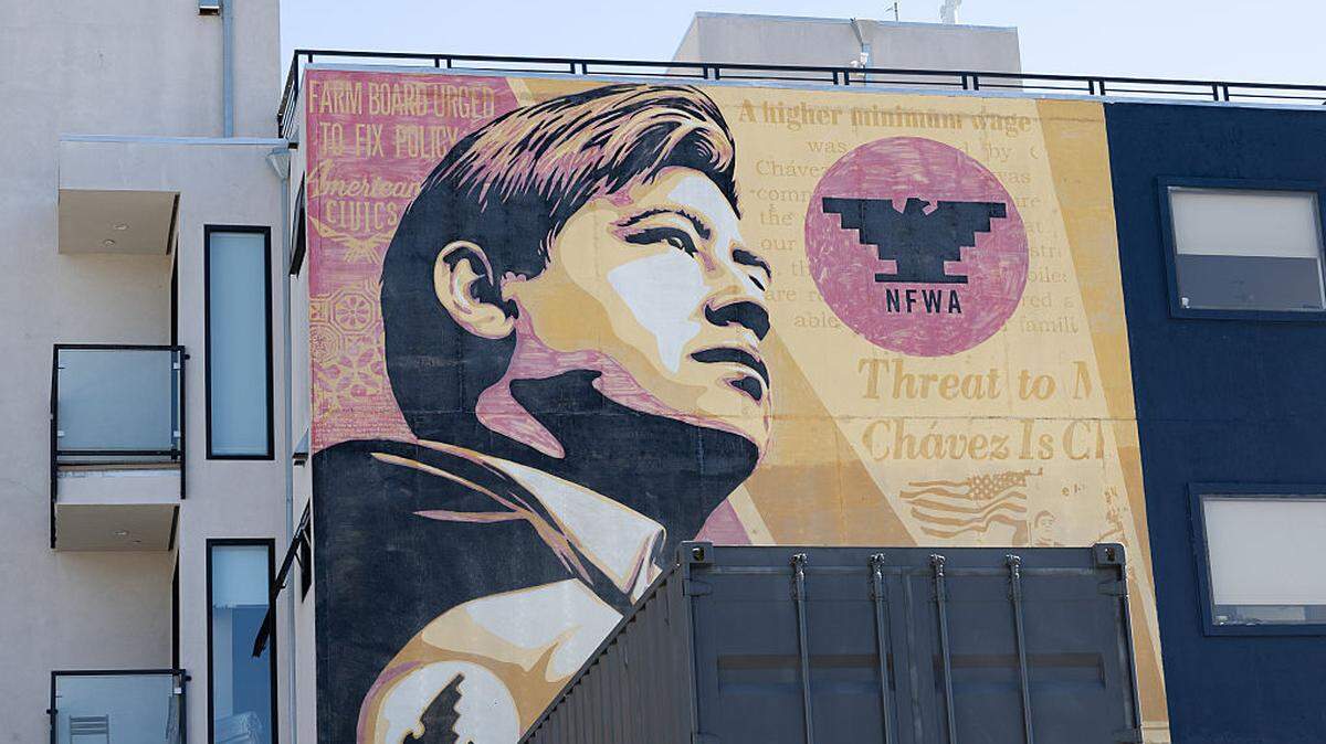 Un mural rinde homenaje a César Chávez, un icónico líder del sindicato de trabajadores agrícolas, en San Francisco, California, el miércoles 18 de marzo de 2026. Chávez fue acusado de abuso sexual y violación por Dolores Huerta, compañera activista, y otras dos mujeres.
