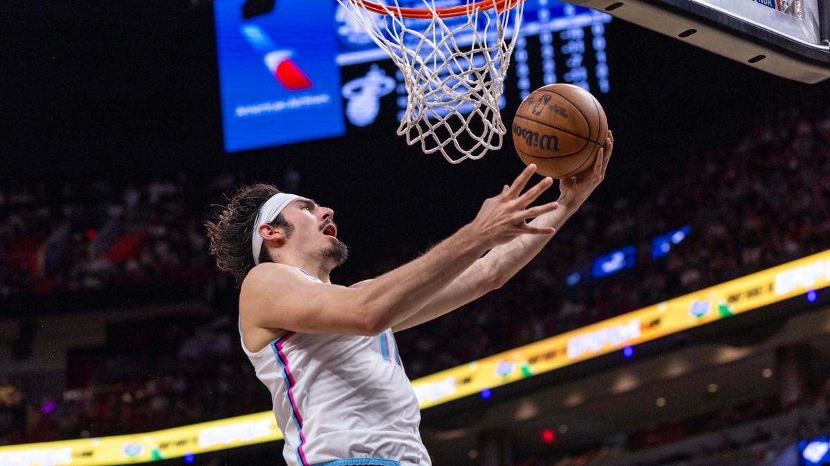 El delantero del Heat Jaime Jáquez Jr. entra al aro en la primera mitad del partido contra los Wizards de Washington, celebrado el 13 de abril de 2025 en Miami, Florida.