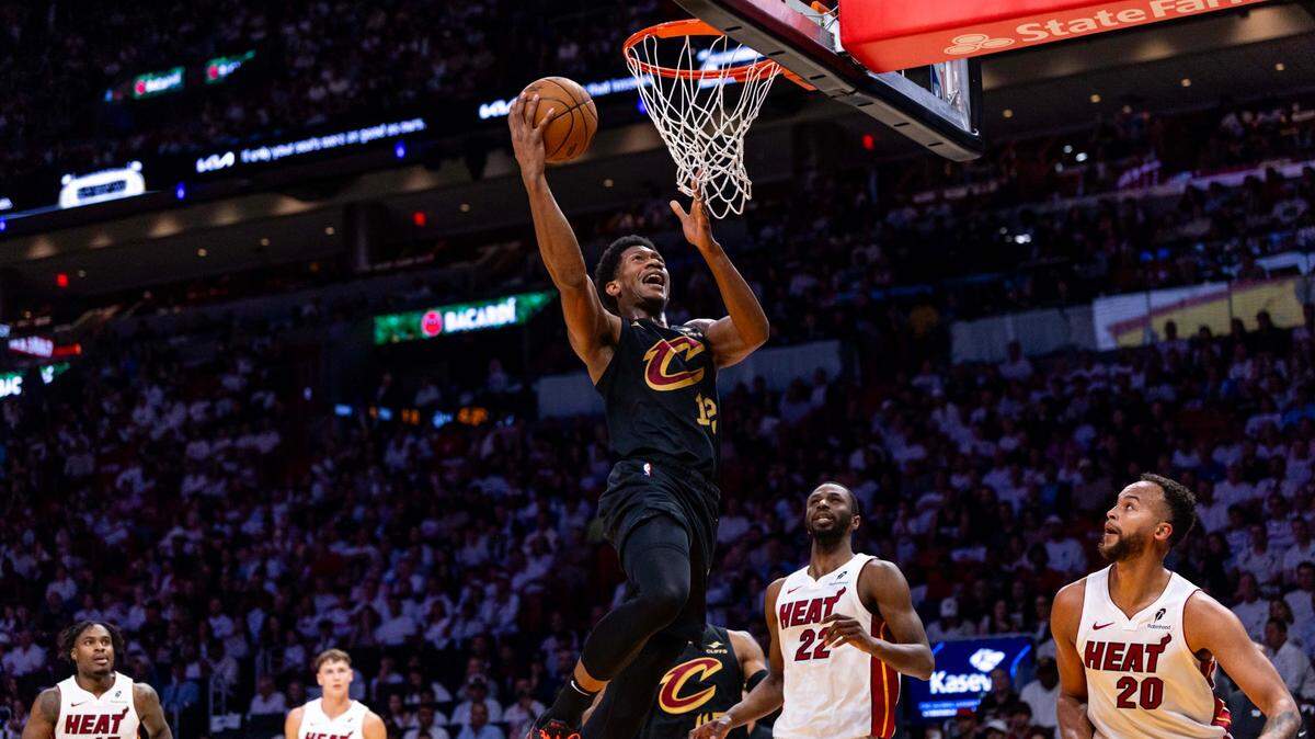 El jugador de los Cavaliers de Cleveland De’Andre Hunter clava la pelota ante la defensa del Heat, en el cuarto partido de la serie de playoffs celebrado el 28 de abril de 2025 en Miami.