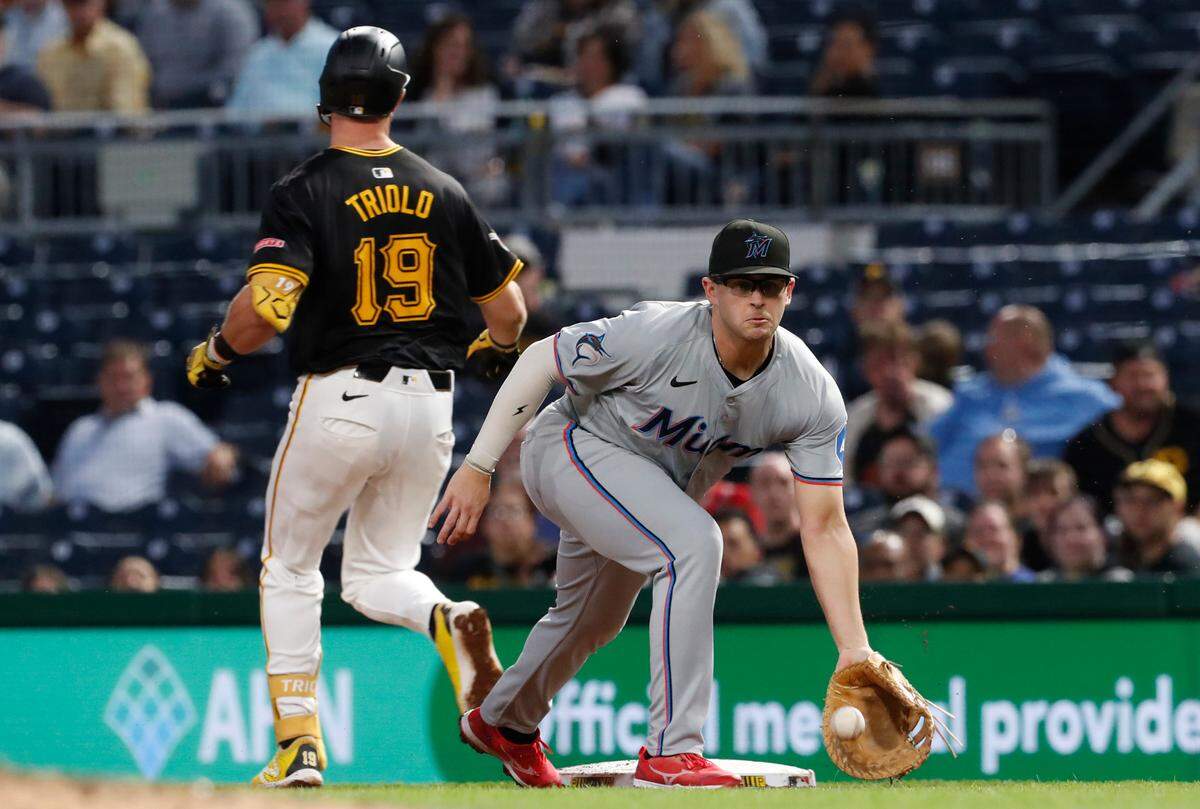 El tercera base de los Piratas Jared Triolo llega quieto a primera donde cubre Jonah Bride, de los Marlins de Miami, en una jugada en el cuarto inning del partido celebrado el 9 de septiembre de 2024 en Pittsburgh.