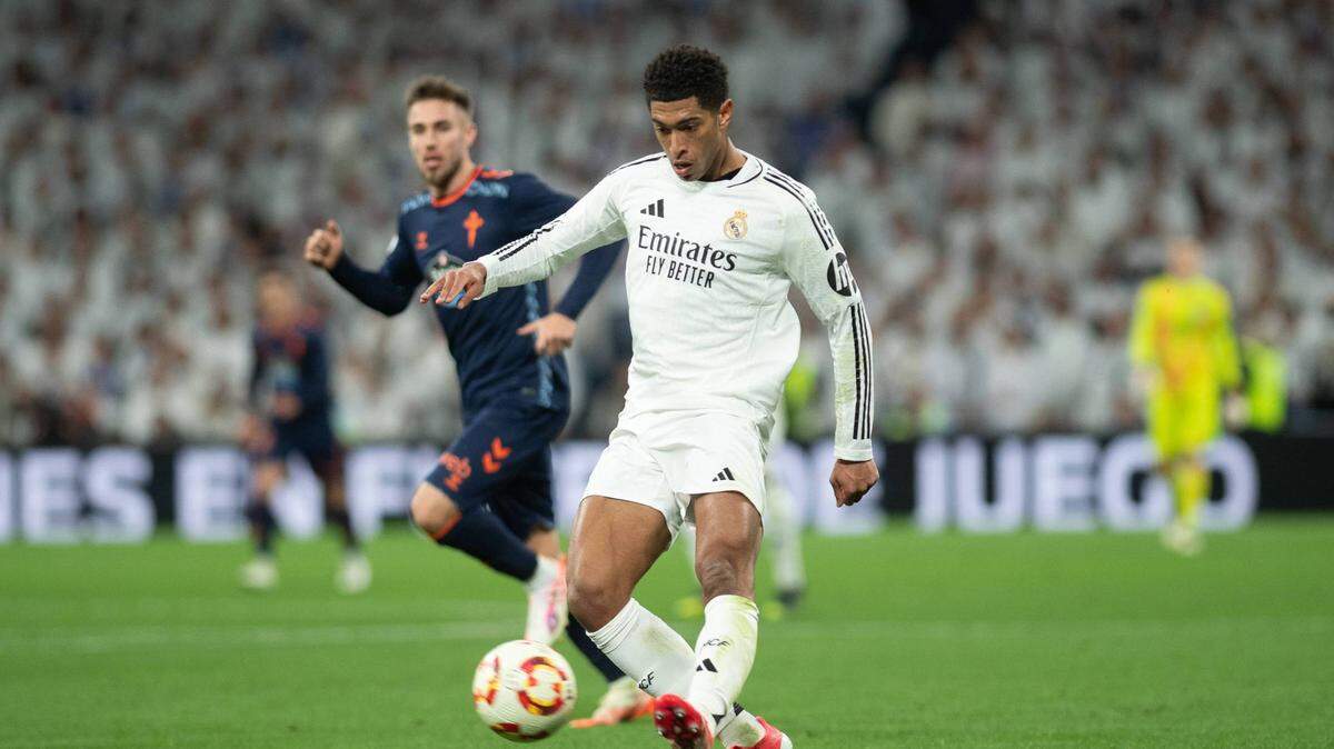 El jugador del Real Madrid Jude Bellingham conduce la pelota ante el Celta de Vigo, en el partido de la Copa del Rey celebrado el 16 de enero de 2025 en el estadio Santiago Bernabéu en Madrid.