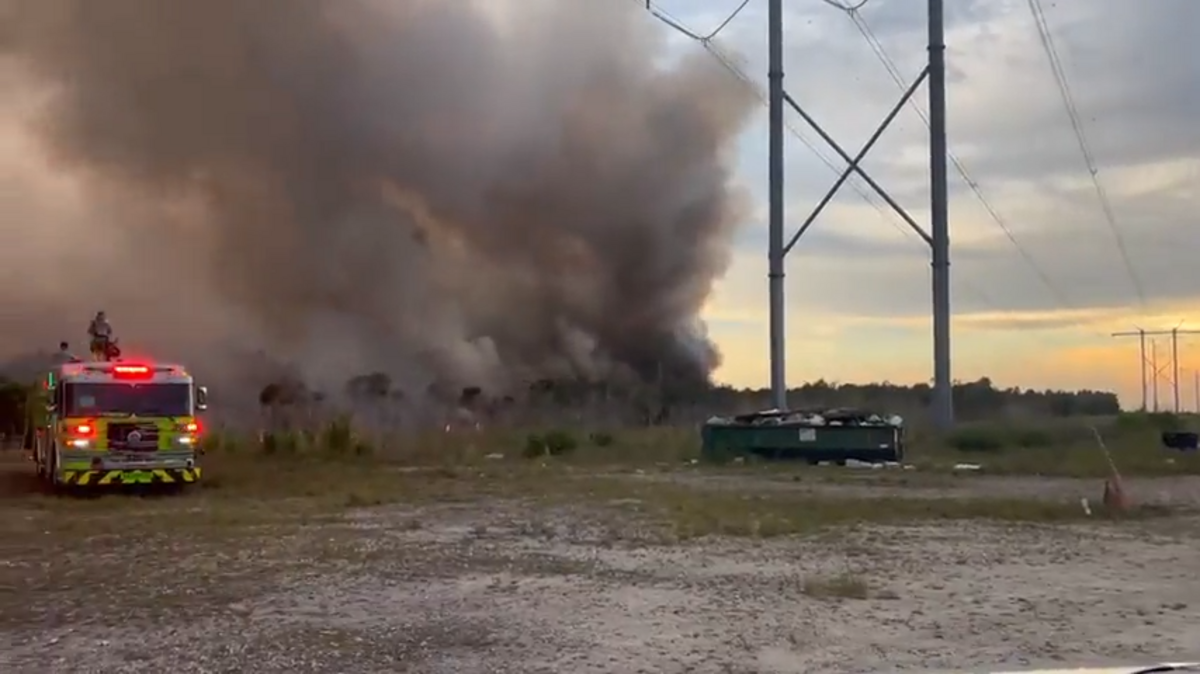 Equipos de bomberos de Miami-Dade y del Servicio Forestal de Florida (FFS) continúan sus esfuerzos para contener dos incendios de vegetación que han consumido más de 4,500 acres en el Condado Miami-Dade.