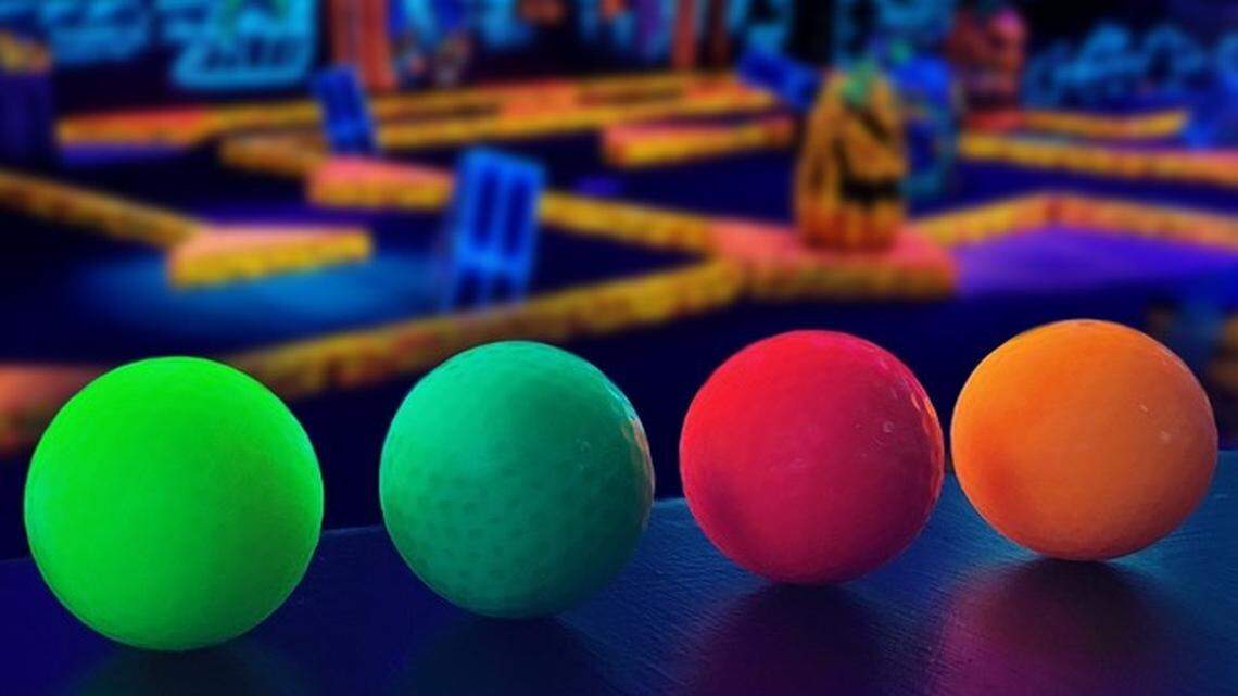 Monster Mini Golf con temática de monstruos, música y claustro es el lugar perfecto para practicar minigolf. 