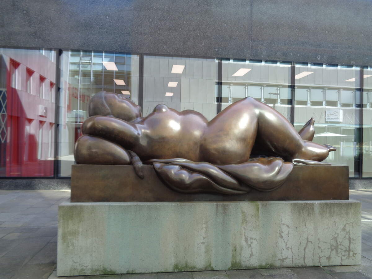 Una escultura de Botero en la entrada del Museo de Bellas Artes.