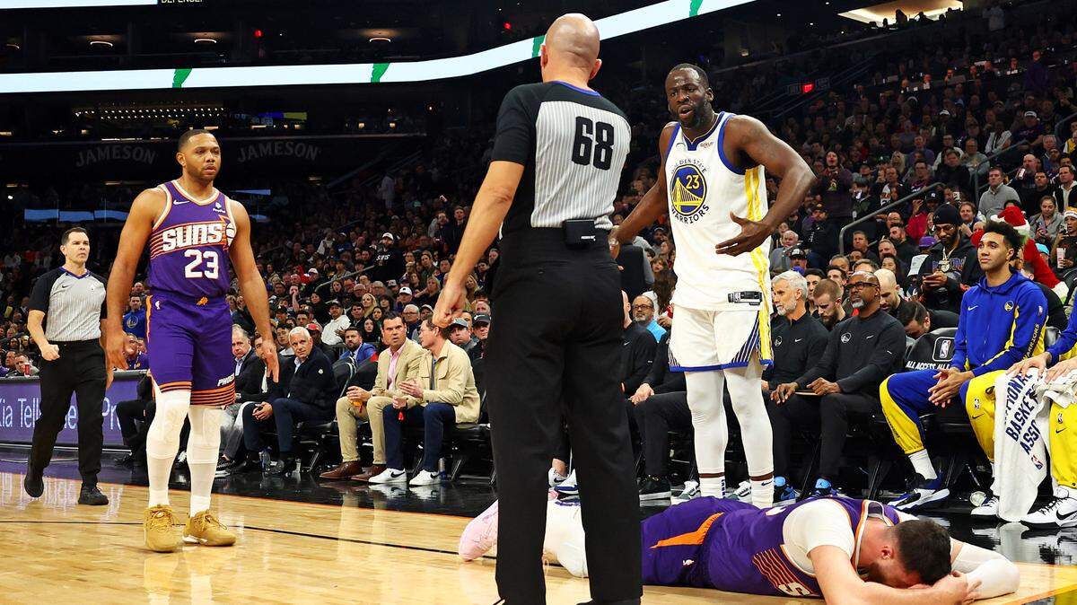  La NBA anunció este sábado el fin de la suspensión indefinida a Draymond Green (#23), que se ha perdido 12 partidos con sus Warriors de Golden State como castigo por la agresión al jugador de los Suns Jusuf Nurkic (en el piso).