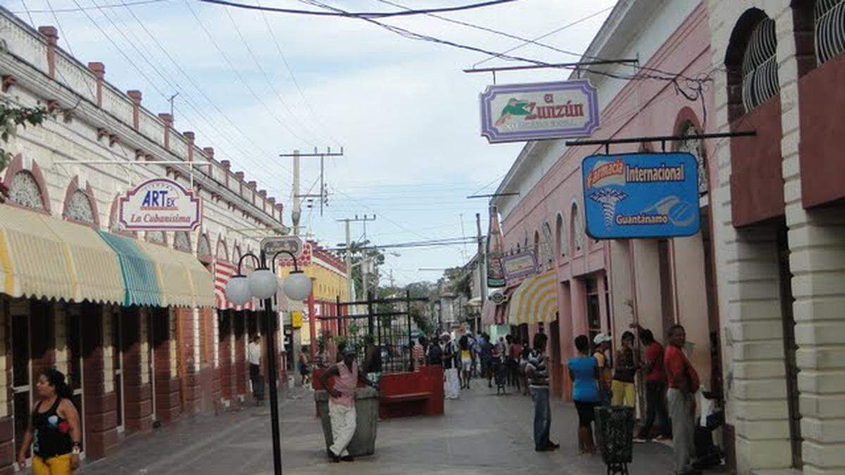 Imagen de archivo de una calle en Guantánamo, Cuba. En el norte de la provincia fueron visibles los restos de la nave de Space X lanzada desde EEUU, según la prensa oficialista.