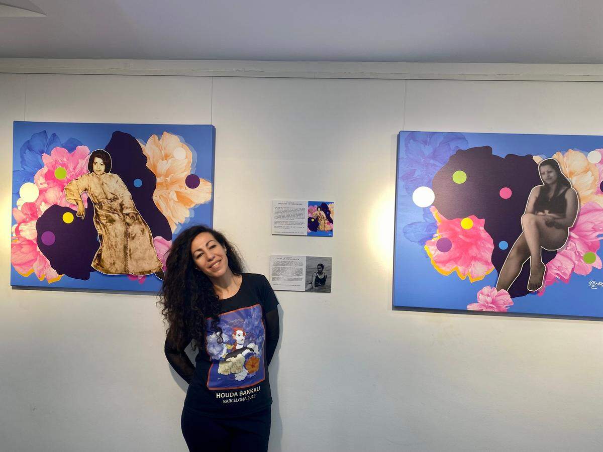 La artista digital Houda Bakkali ante dos de sus obras inspiradas y dedicadas a la MUJER, para que se inspira en el ejemplo y en el legado vital de su madre durante su juventud en Tánger.