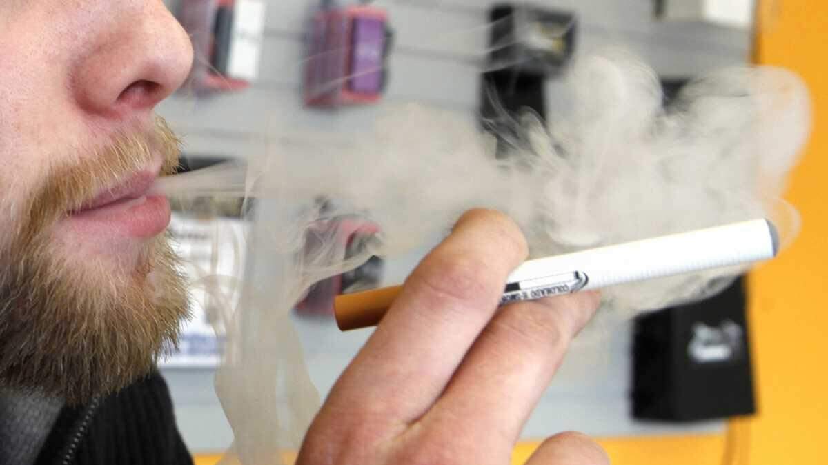 En octubre pasado, un joven de 21 años fue hospitalizado en estado inducido de coma en un hospital de Miami después de que le estallara en la cara un pitillo electrónico.