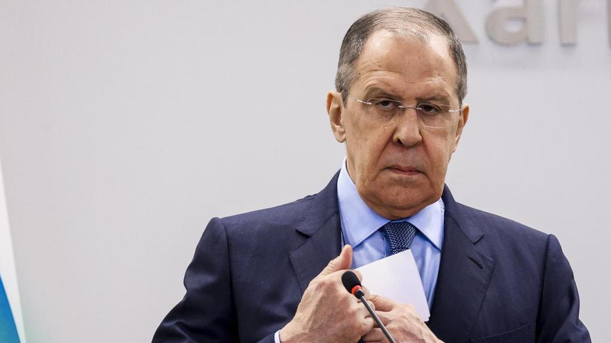 El Ministro de Relaciones Exteriores de Rusia, Sergey Lavrov, se prepara para salir de una conferencia de prensa en Bakú, Azerbaiyán, el viernes 24 de junio de 2022. (Prensa del Ministerio de Relaciones Exteriores de Rusia) Servicio vía AP)