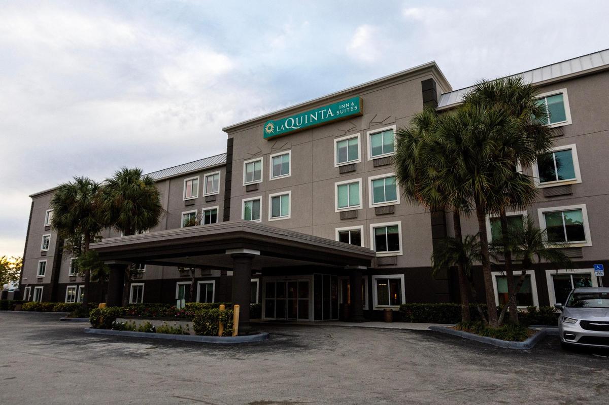 Un plan del Miami-Dade County Homeless Trust para convertir el motel La Quinta Inn en Cutler Bay en apartamentos asequibles para personas que antes no tenían hogar ha provocado una reacción negativa de los funcionarios de la ciudad y los residentes.