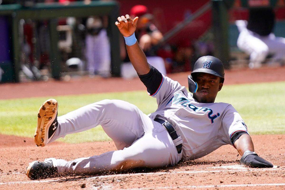El jardinero de los Marlins Jesús Sánchez anota una carrera en el segundo inning del partido ante los Diamondbacks, celebrado el 11 de mayo de 2022 en Arizona.