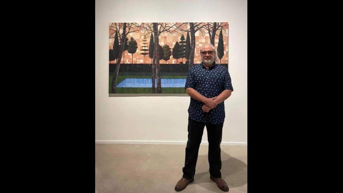 Gustavo Acosta frente a una de sus obras en la Galería LnS.