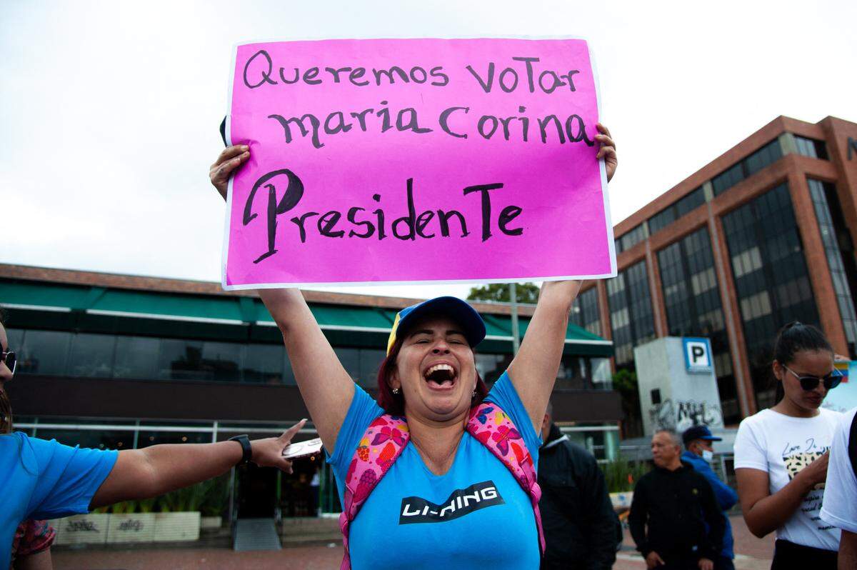Venezolanos residentes de Colombia protestan para exigir el derecho a votar en las elecciones presidenciales de sus país desde el extranjero, en Bogotá, el 4 de febrero de 2024.
