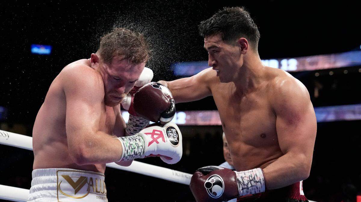 Dmitry Bivol (der.) conecta a Saúl “Canelo” Álvarez en la pelea celebrada el sábado 7 de Mayo del 2022, en el T-Mobile Arena de Las Vegas.